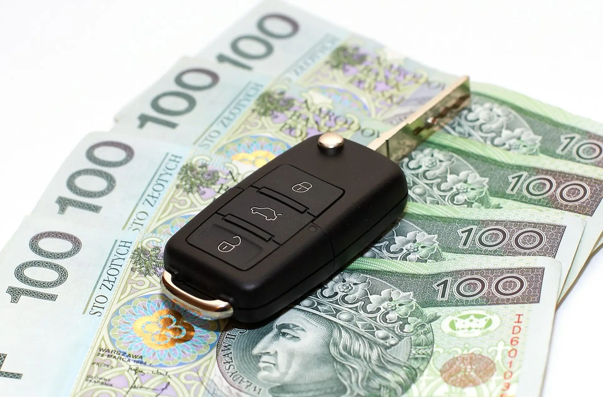 pieniądze i kluczyk do samochodu