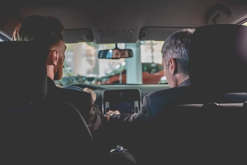 mężczyźni w aucie