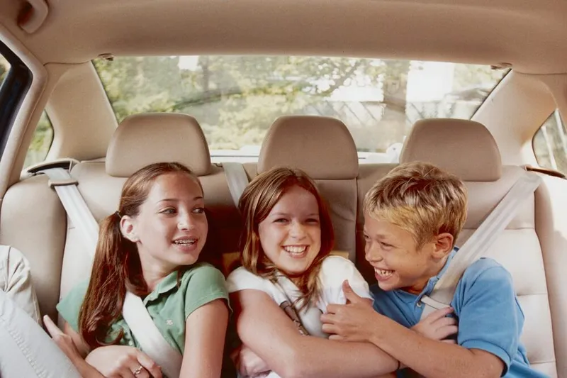 dzieci w aucie