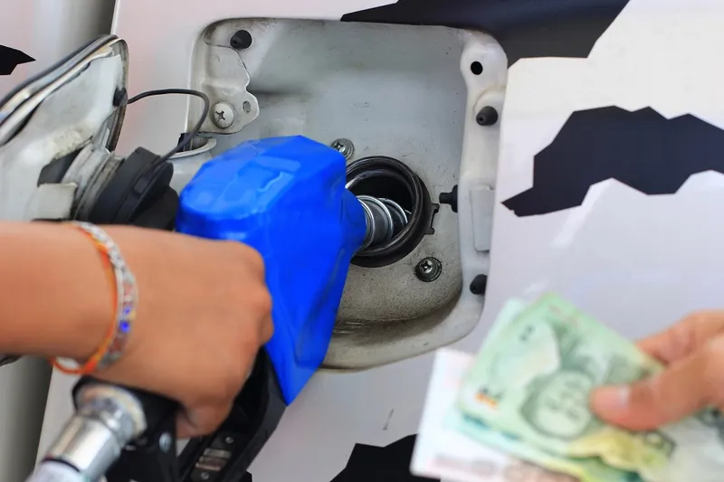wlewanie paliwa