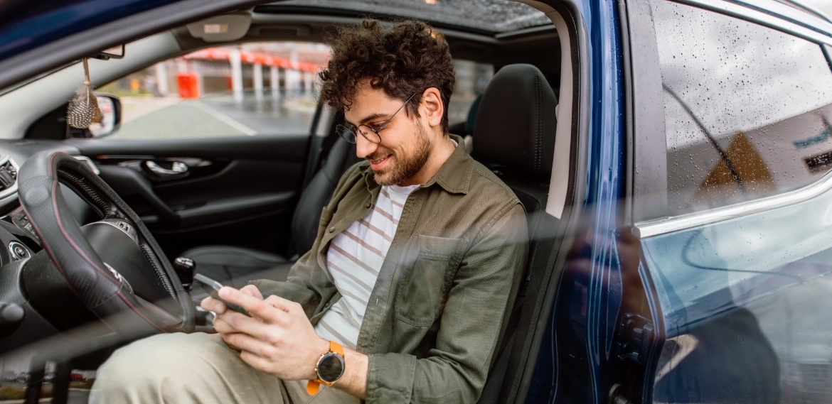 mężczyzna w&nbsp;aucie